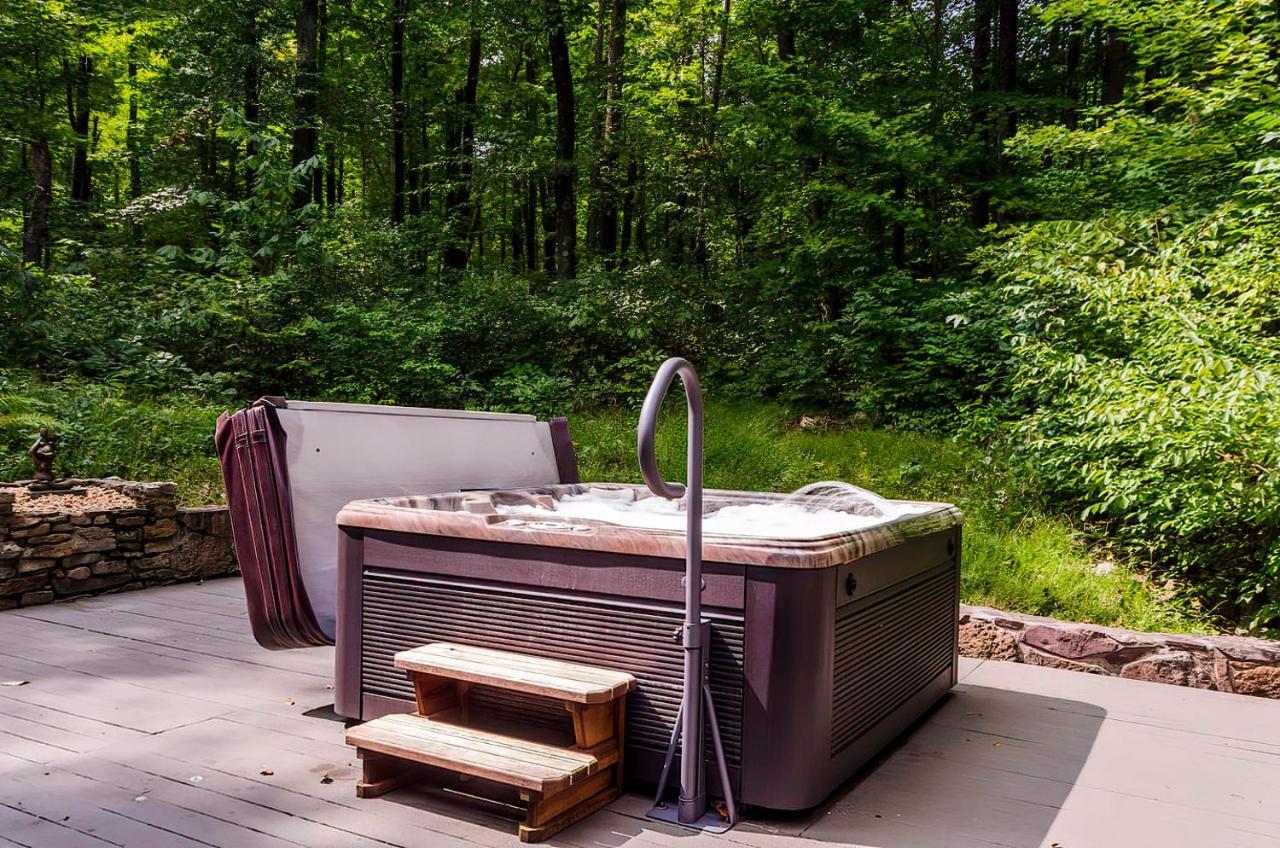 Secluded Oasis W Hot Tub, Screened-In Porch, Wifi! Berkeley Springs Exterior photo