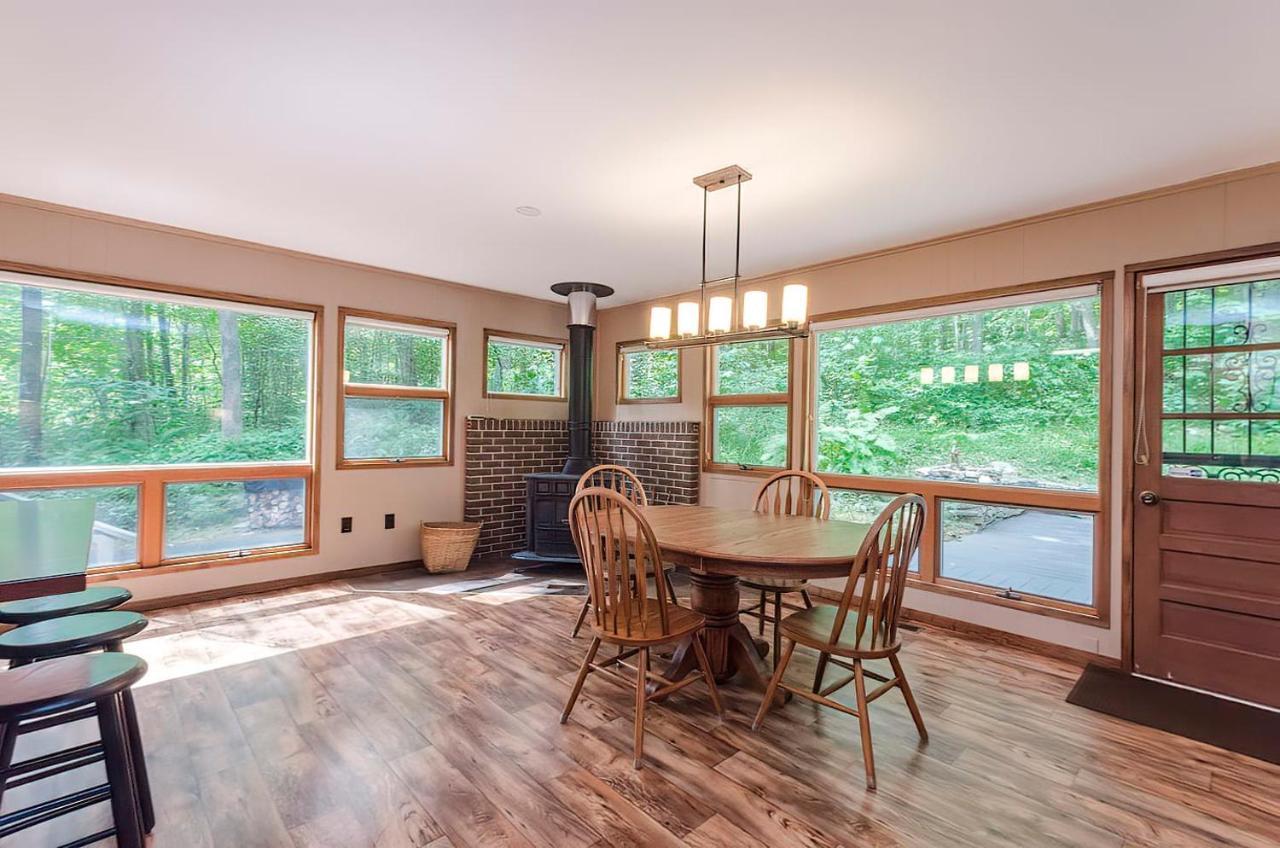 Secluded Oasis W Hot Tub, Screened-In Porch, Wifi! Berkeley Springs Exterior photo